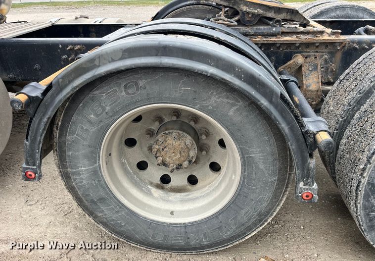 image for item LD9389 2013 Volvo VNL semi truck