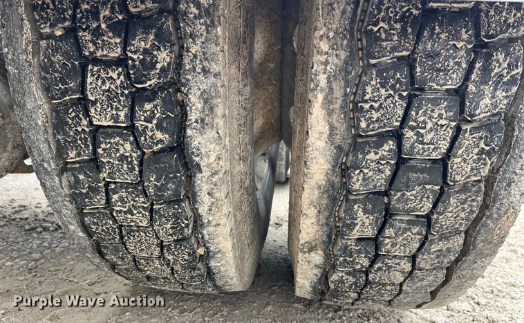 image for item LD9389 2013 Volvo VNL semi truck