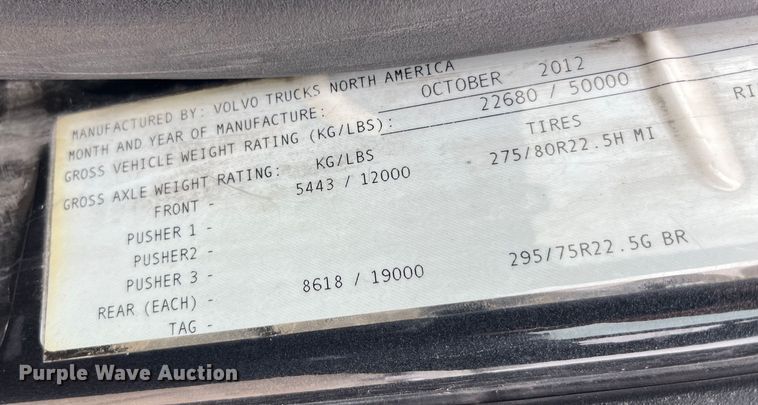 image for item LD9389 2013 Volvo VNL semi truck