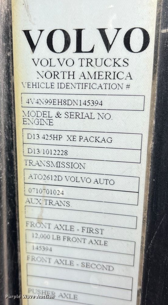 image for item LD9389 2013 Volvo VNL semi truck