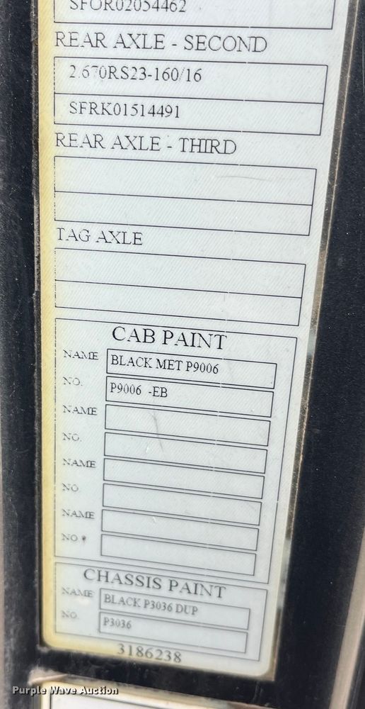 image for item LD9389 2013 Volvo VNL semi truck