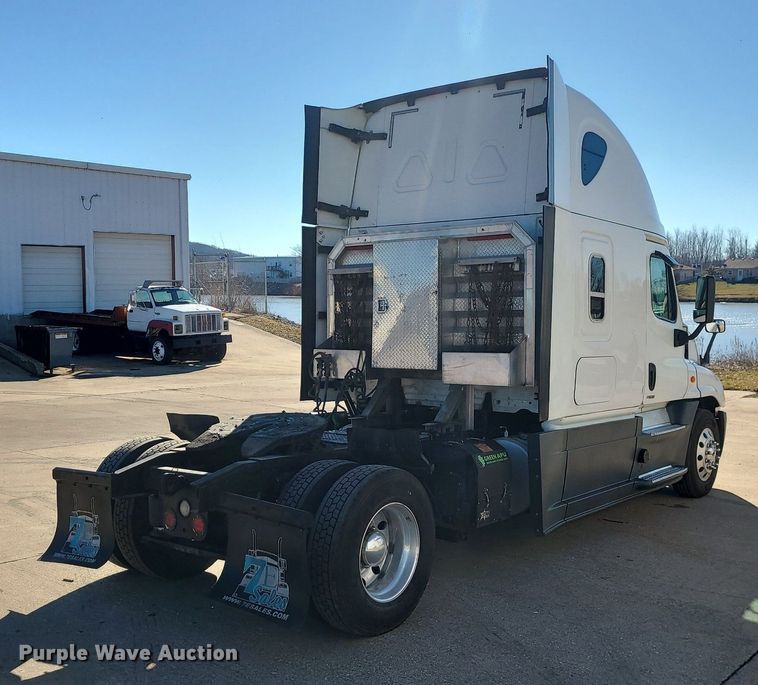 image for item LJ9518 2016 Freightliner Cascadia semi truck