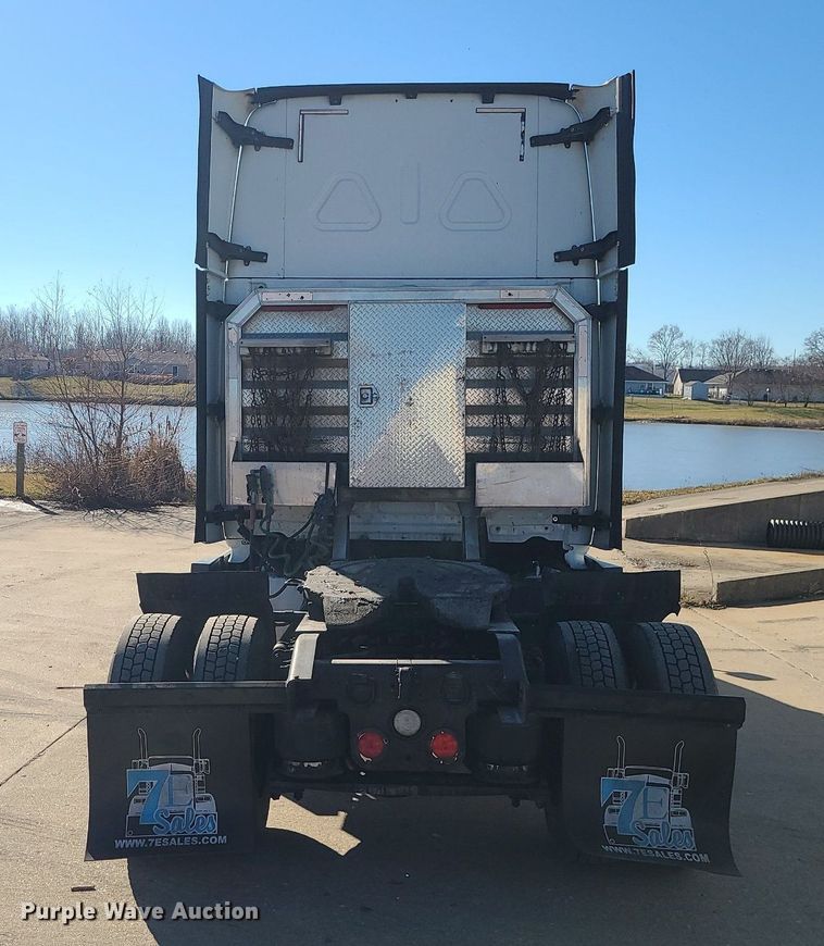 image for item LJ9518 2016 Freightliner Cascadia semi truck