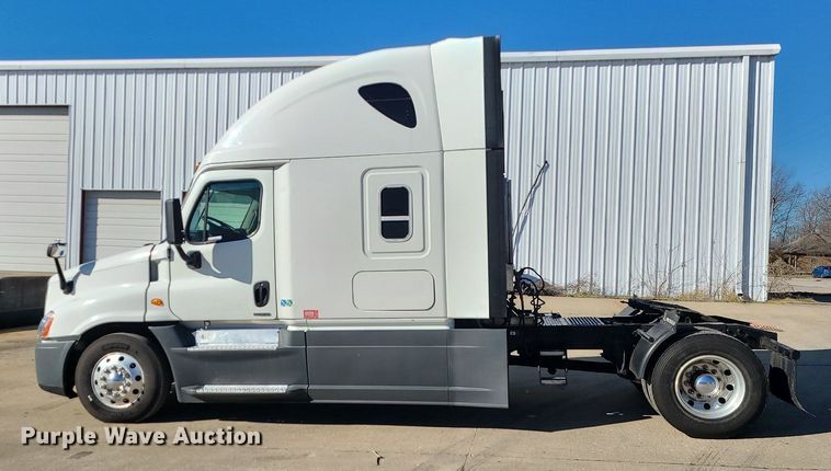 image for item LJ9518 2016 Freightliner Cascadia semi truck