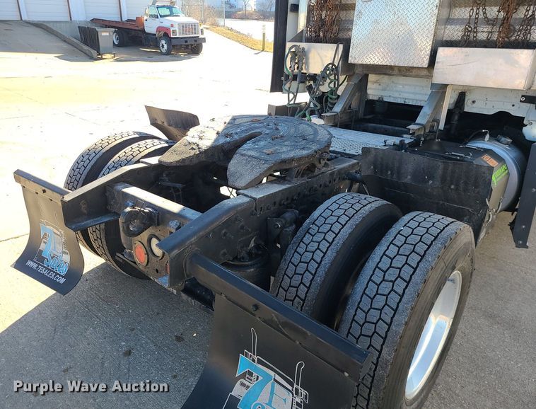 image for item LJ9518 2016 Freightliner Cascadia semi truck