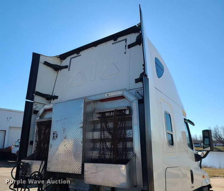 image for item LJ9518 2016 Freightliner Cascadia semi truck