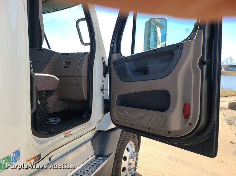 image for item LJ9518 2016 Freightliner Cascadia semi truck