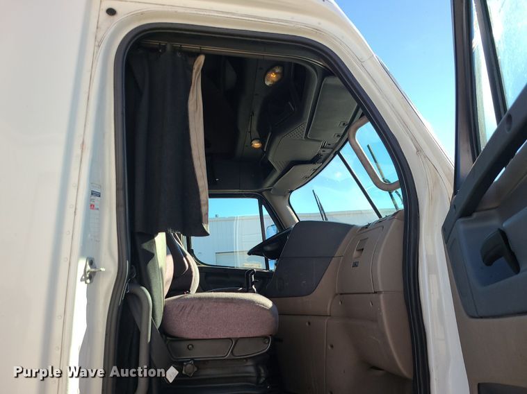 image for item LJ9518 2016 Freightliner Cascadia semi truck