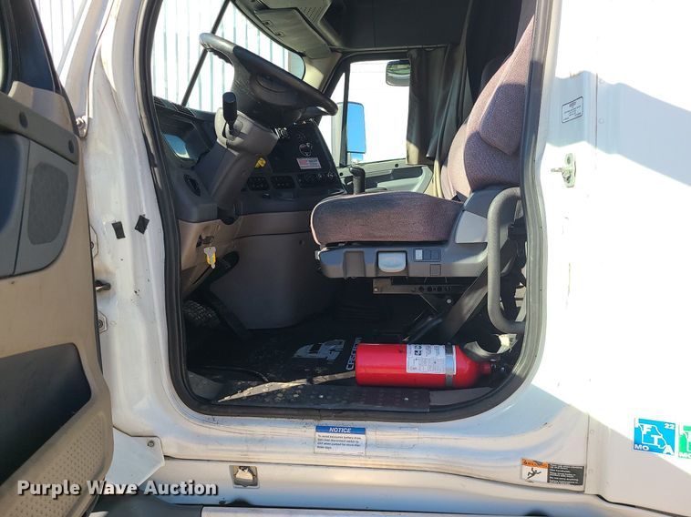 image for item LJ9518 2016 Freightliner Cascadia semi truck