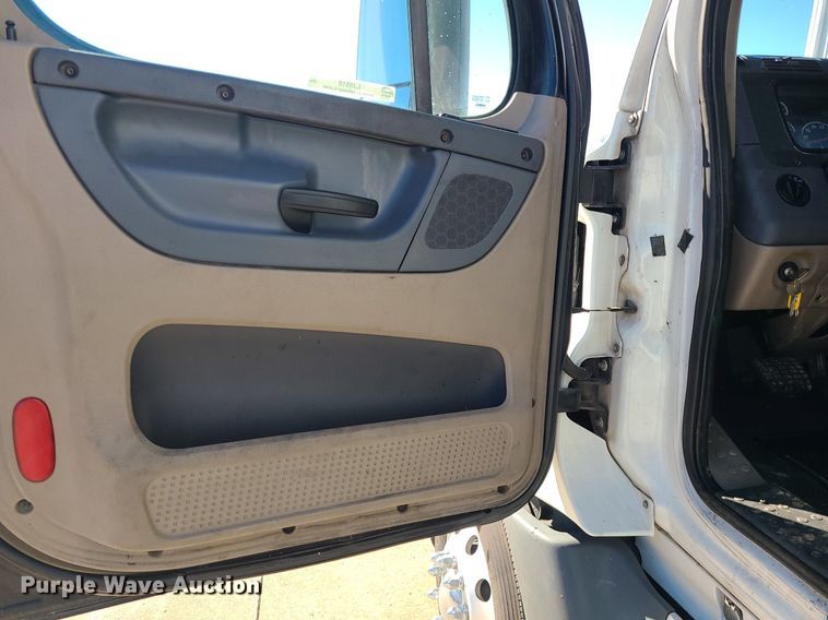 image for item LJ9518 2016 Freightliner Cascadia semi truck