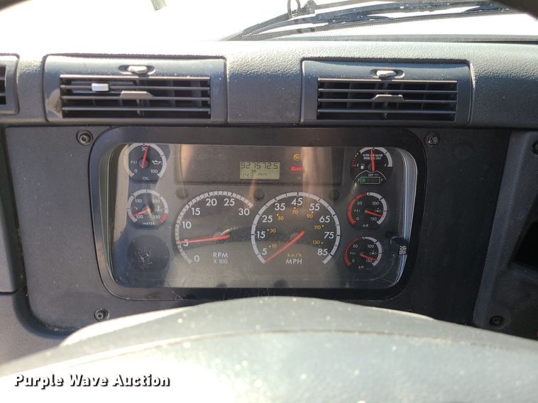 image for item LJ9518 2016 Freightliner Cascadia semi truck