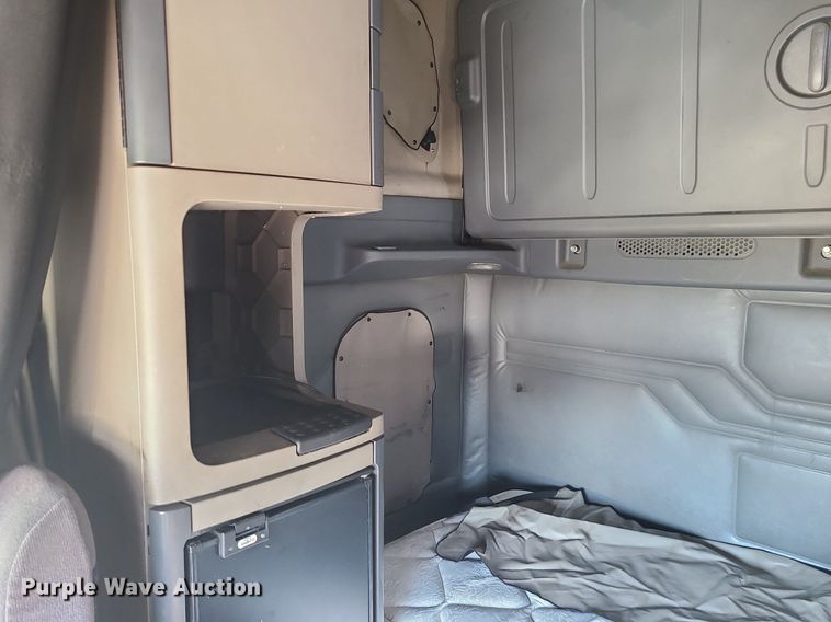 image for item LJ9518 2016 Freightliner Cascadia semi truck