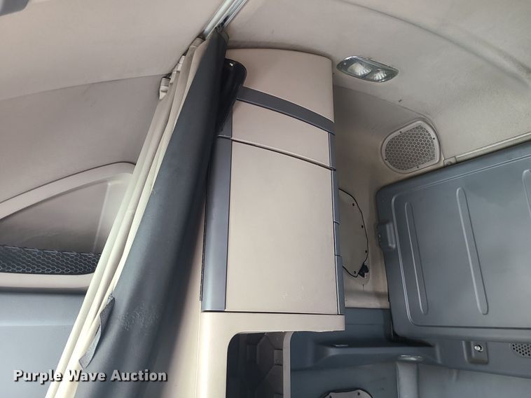 image for item LJ9518 2016 Freightliner Cascadia semi truck