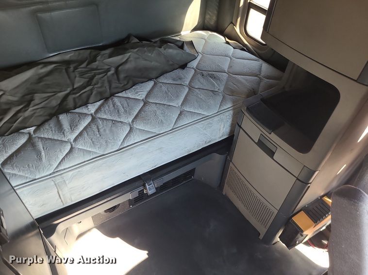 image for item LJ9518 2016 Freightliner Cascadia semi truck