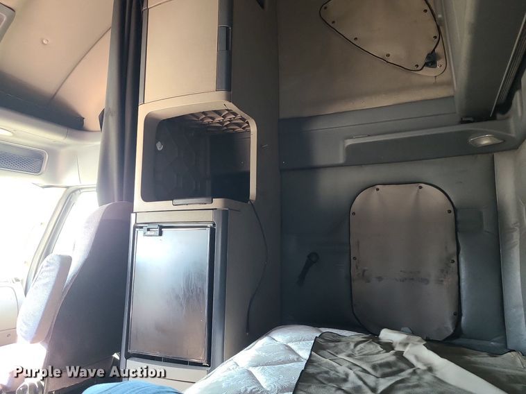 image for item LJ9518 2016 Freightliner Cascadia semi truck