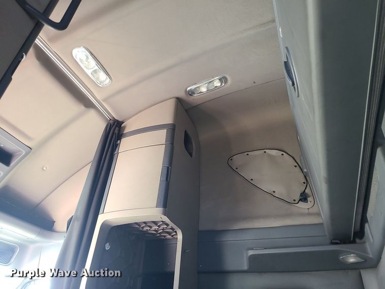 image for item LJ9518 2016 Freightliner Cascadia semi truck