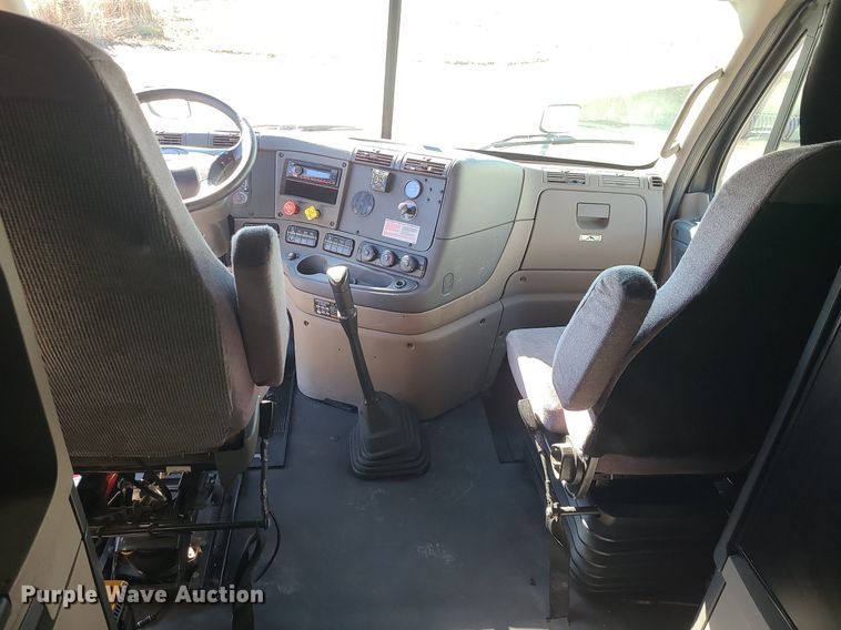 image for item LJ9518 2016 Freightliner Cascadia semi truck