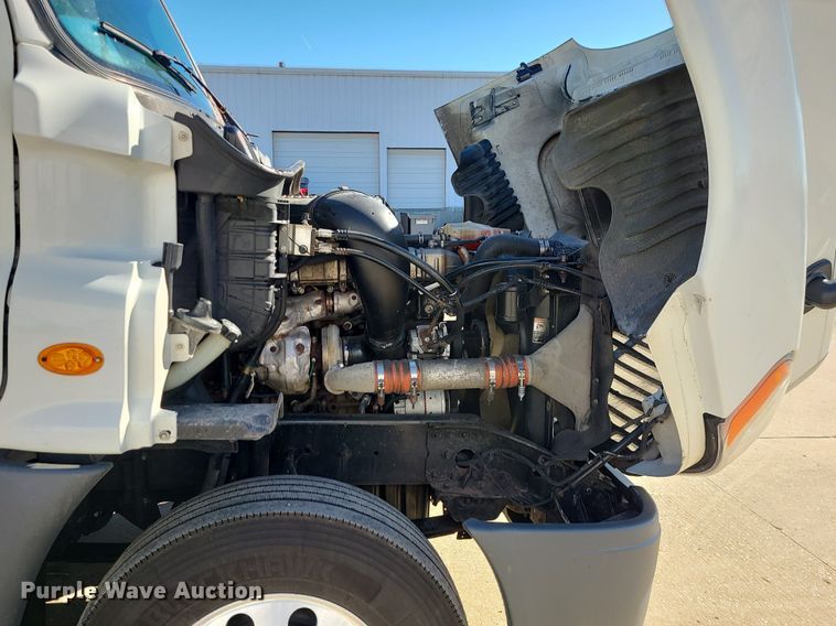 image for item LJ9518 2016 Freightliner Cascadia semi truck