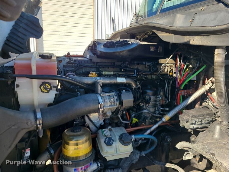 image for item LJ9518 2016 Freightliner Cascadia semi truck