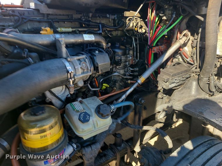 image for item LJ9518 2016 Freightliner Cascadia semi truck