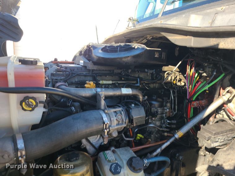 image for item LJ9518 2016 Freightliner Cascadia semi truck