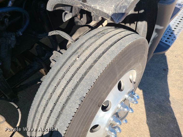 image for item LJ9518 2016 Freightliner Cascadia semi truck