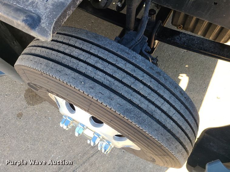 image for item LJ9518 2016 Freightliner Cascadia semi truck