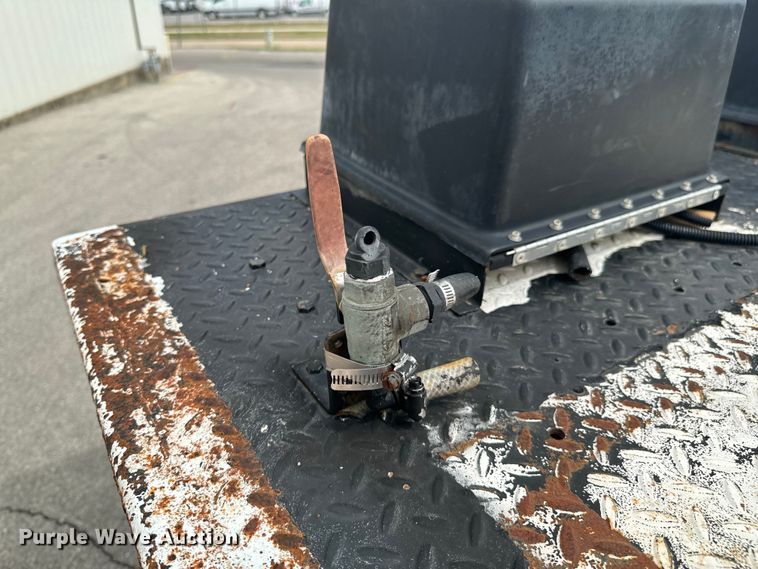 image for item ND9148 2005 International 4300 flatbed truck