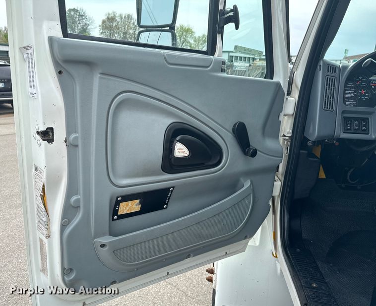 image for item ND9148 2005 International 4300 flatbed truck