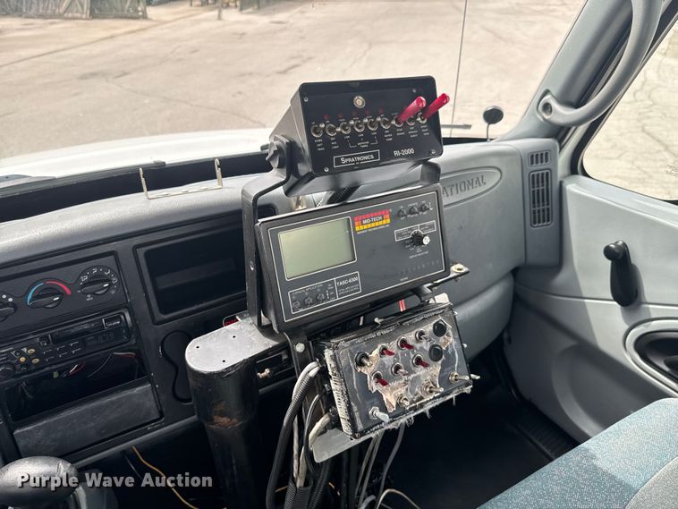 image for item ND9148 2005 International 4300 flatbed truck