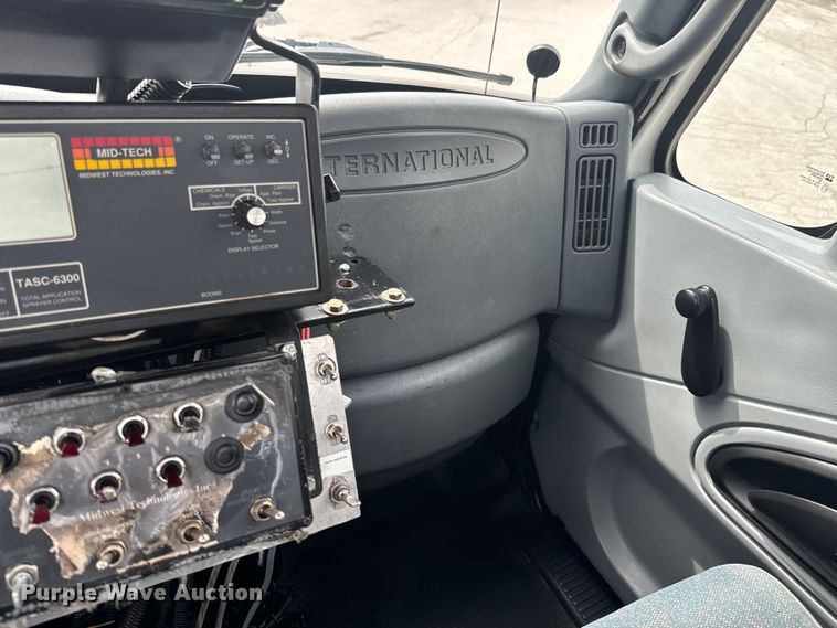 image for item ND9148 2005 International 4300 flatbed truck