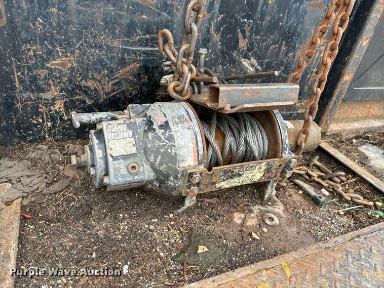 image for item ND9165 2005 Peterbilt 335 rollback truck