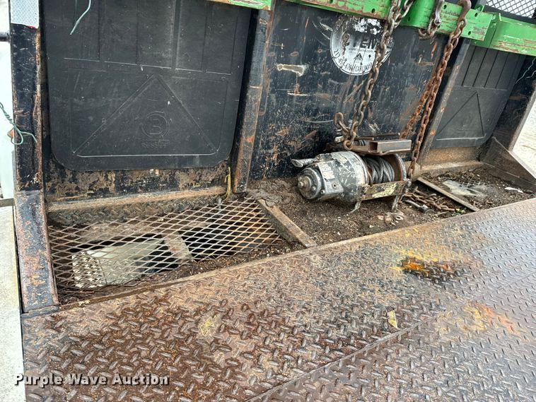 image for item ND9165 2005 Peterbilt 335 rollback truck