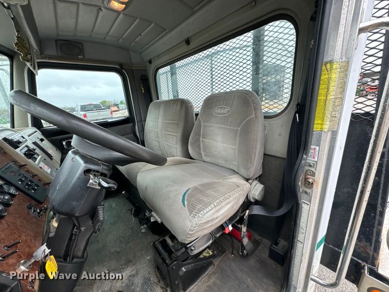 image for item ND9165 2005 Peterbilt 335 rollback truck