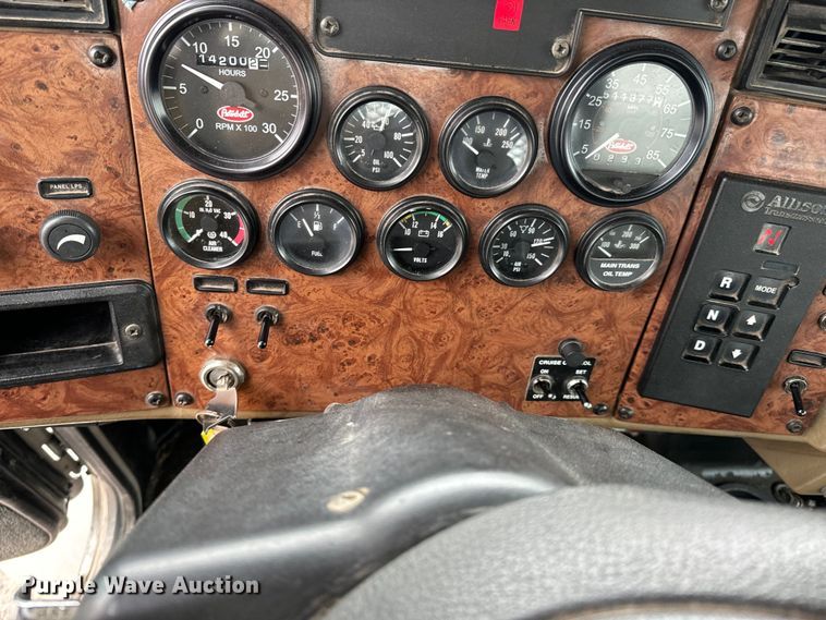 image for item ND9165 2005 Peterbilt 335 rollback truck