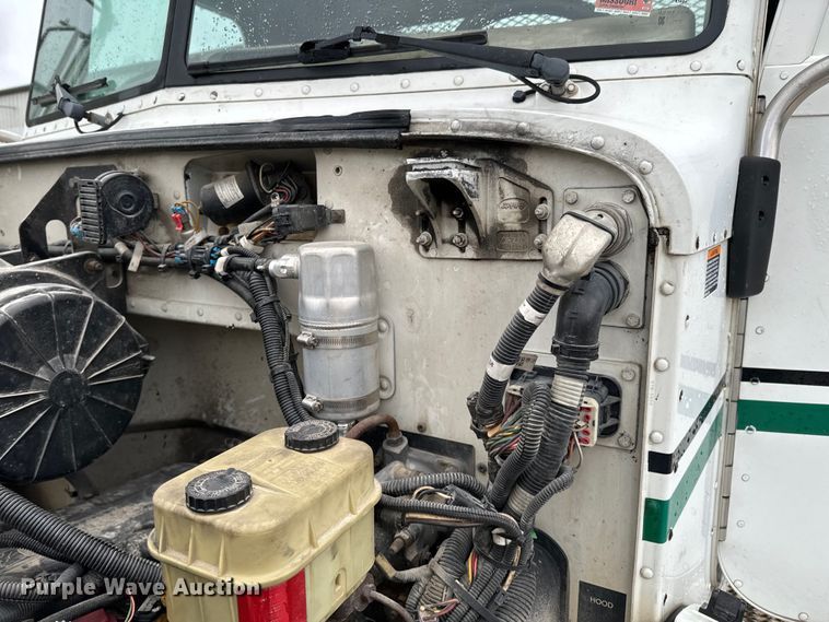 image for item ND9165 2005 Peterbilt 335 rollback truck