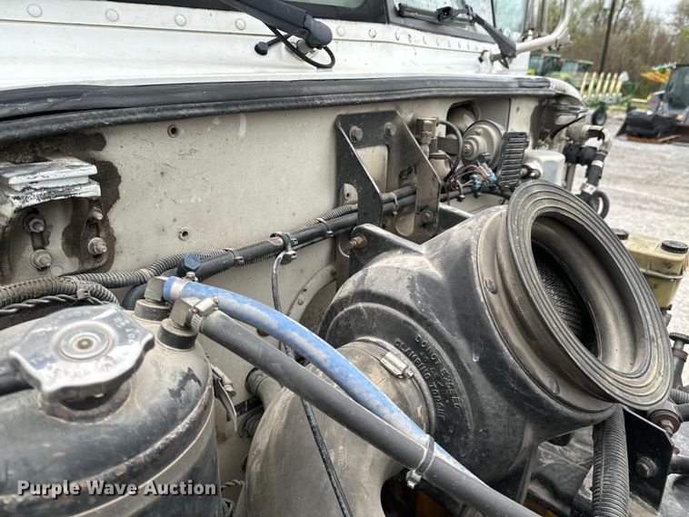 image for item ND9165 2005 Peterbilt 335 rollback truck