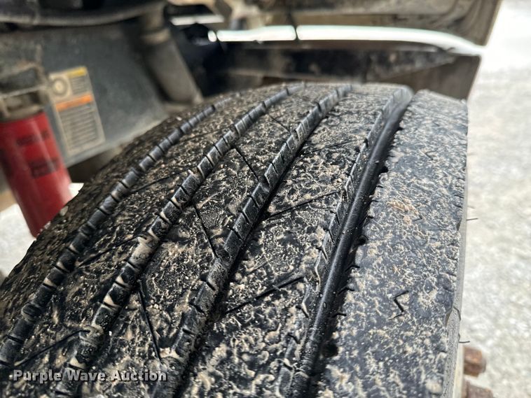 image for item ND9165 2005 Peterbilt 335 rollback truck