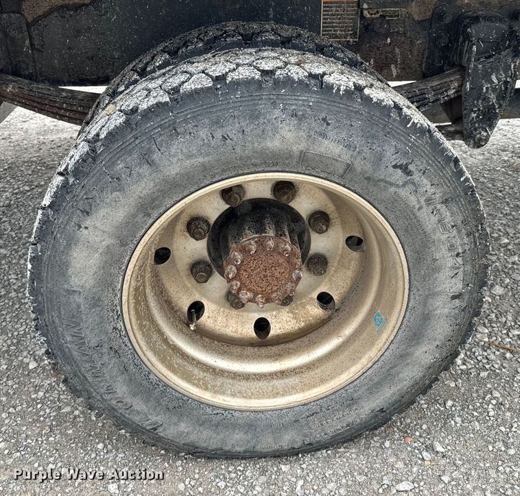 image for item ND9165 2005 Peterbilt 335 rollback truck