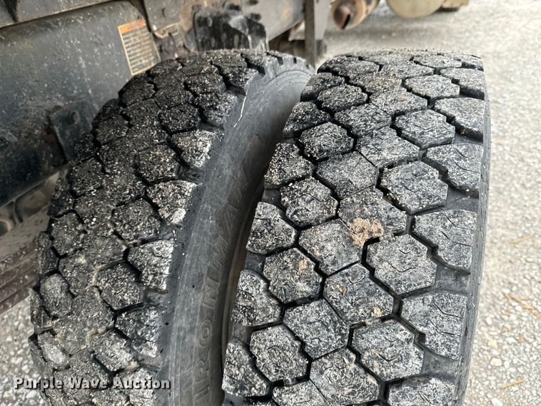 image for item ND9165 2005 Peterbilt 335 rollback truck