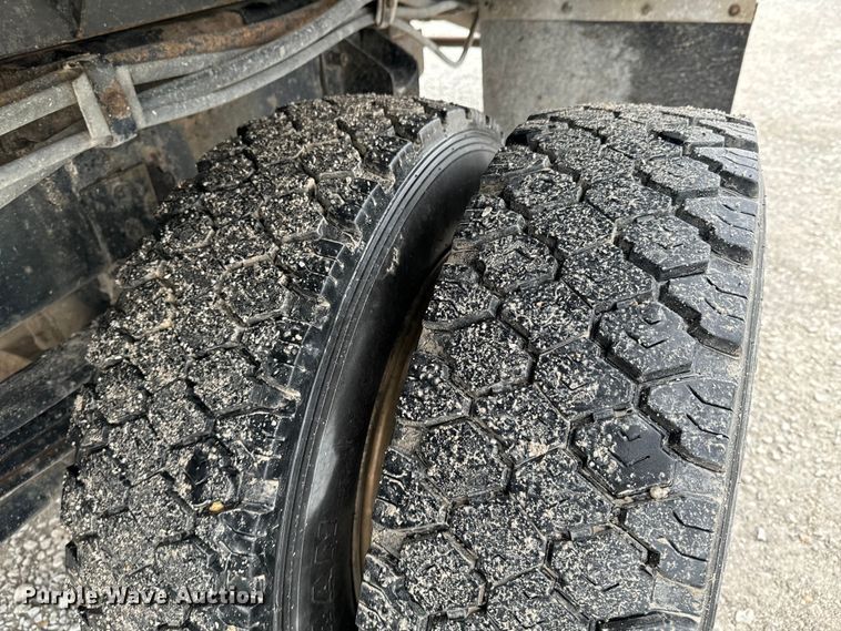 image for item ND9165 2005 Peterbilt 335 rollback truck