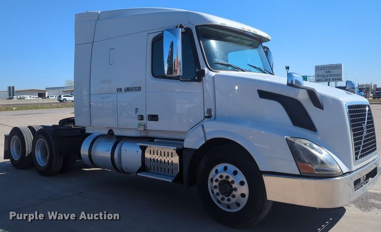 image for item NG9308 2016 Volvo  VNL semi truck