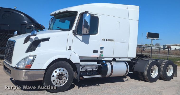 image for item NG9308 2016 Volvo  VNL semi truck