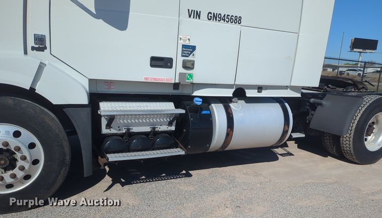 image for item NG9308 2016 Volvo  VNL semi truck