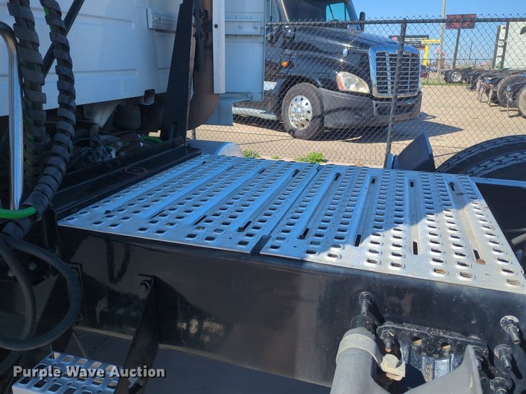 image for item NG9308 2016 Volvo  VNL semi truck