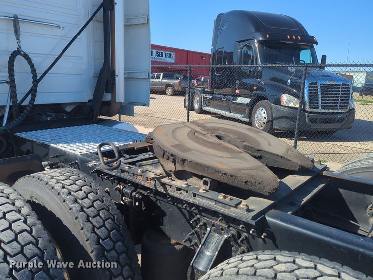 image for item NG9308 2016 Volvo  VNL semi truck