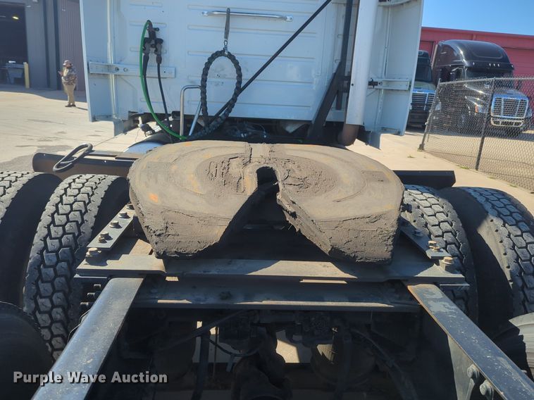 image for item NG9308 2016 Volvo  VNL semi truck