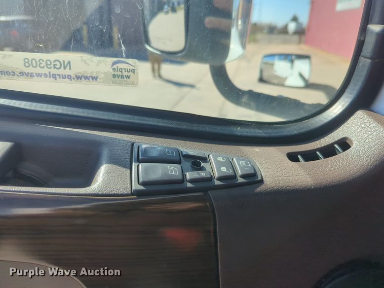 image for item NG9308 2016 Volvo  VNL semi truck