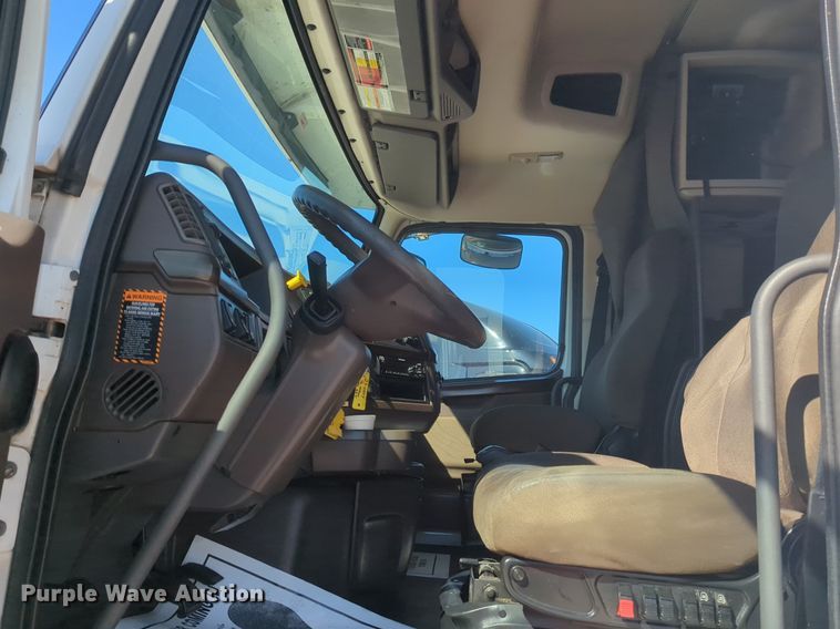 image for item NG9308 2016 Volvo  VNL semi truck