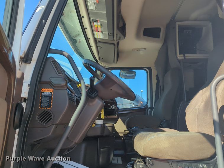 image for item NG9308 2016 Volvo  VNL semi truck